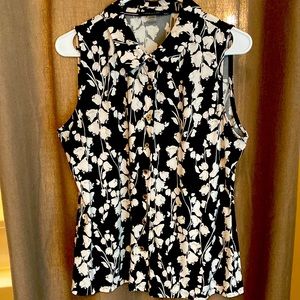 Tommy Hilfiger sleeveless button down shirt with collar. Jersey knit. No wrinkle